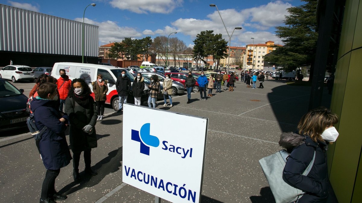 Imagen de colas para la vacunación del profesorado. TOMÁS ALONSO