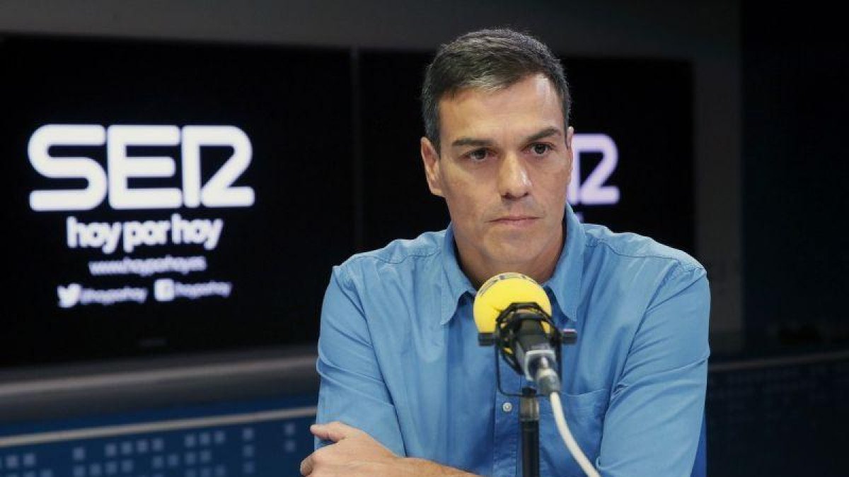 El secretario general del PSOE, Pedro Sánchez, durante la entrevista concedida esta manana en la Cadena Ser.-MARISCAL (EFE)