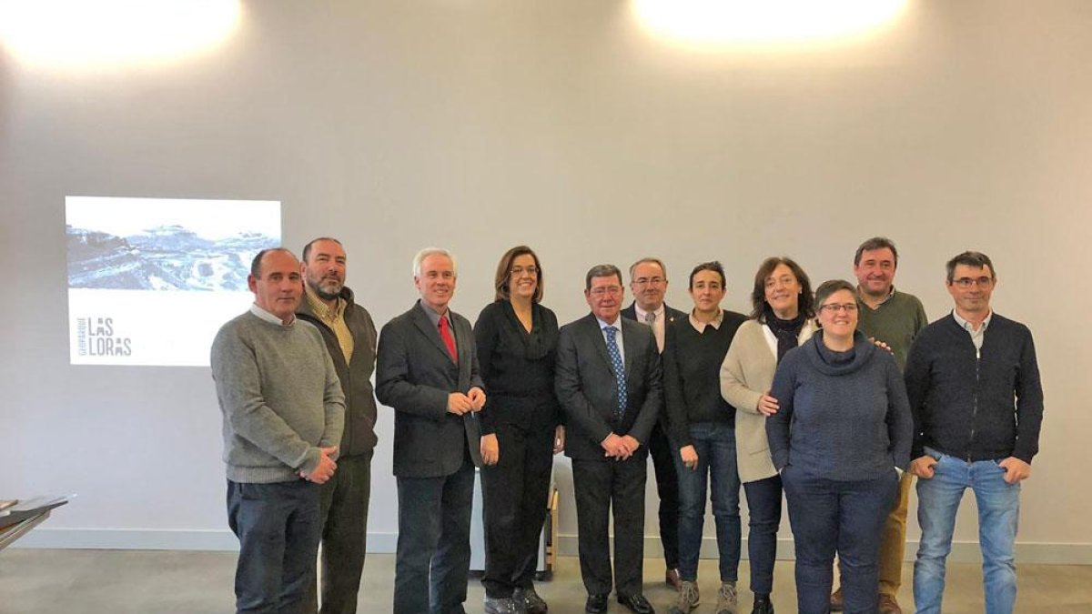 Foto de los representantes de las diferentes entidades que configuran el comité, tras su reunión de ayer en Villadiego.-ECB