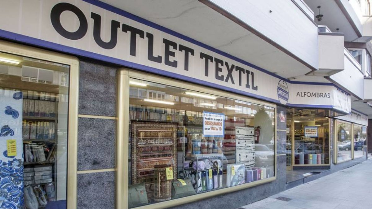 Fachada del establecimiento abierto en la avenida de la paz de Burgos, con grandes escaparates que muestran al cliente sus ofertas.-SANTI OTERO