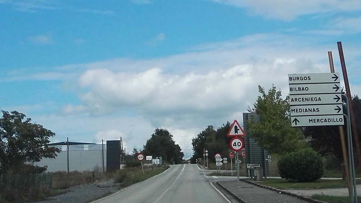 Una de las actuaciones será la mejora de las aceras en la carretera que a la salida de Villasana se dirige a Mercadillo.-ECB