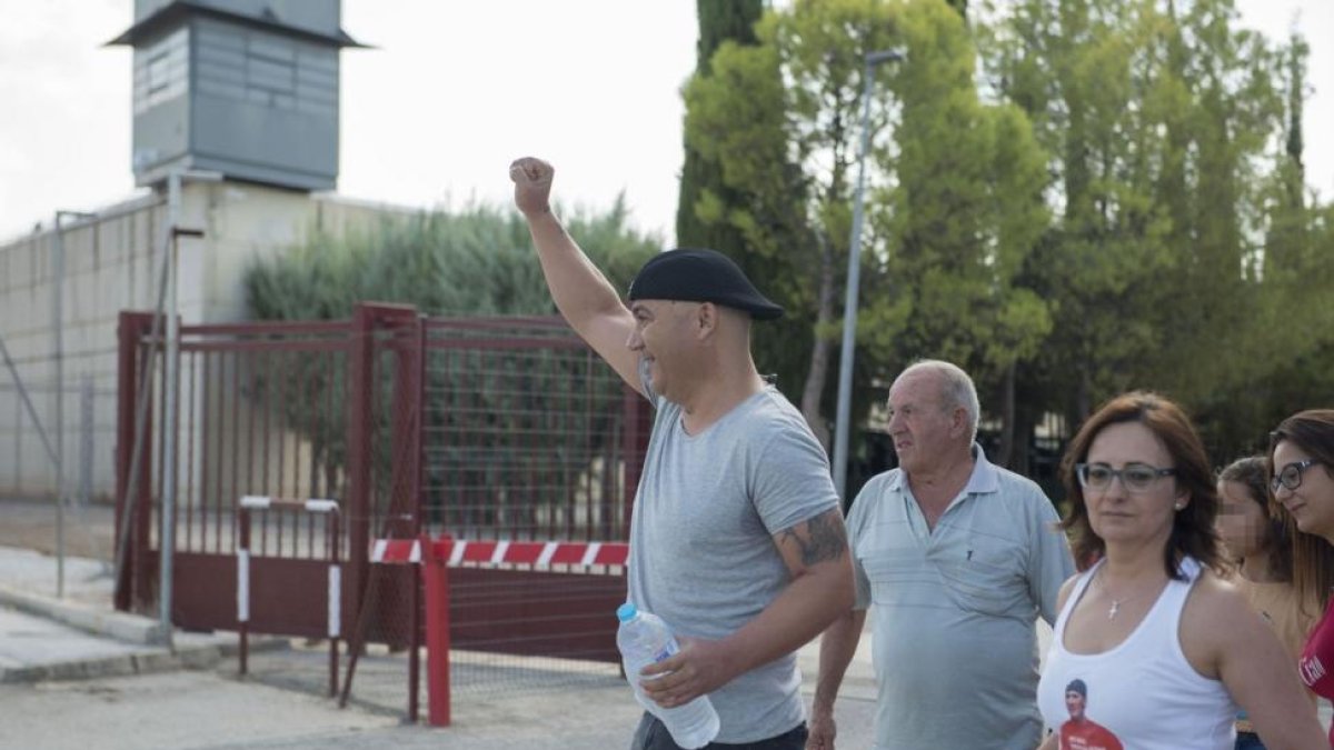 Andrés Bodalo, acompañado de sus familiares a la salida de la cárcel Jaen II para disfrutar de seis dias de permiso-JOSE MANUEL PEDROSA (EFE)