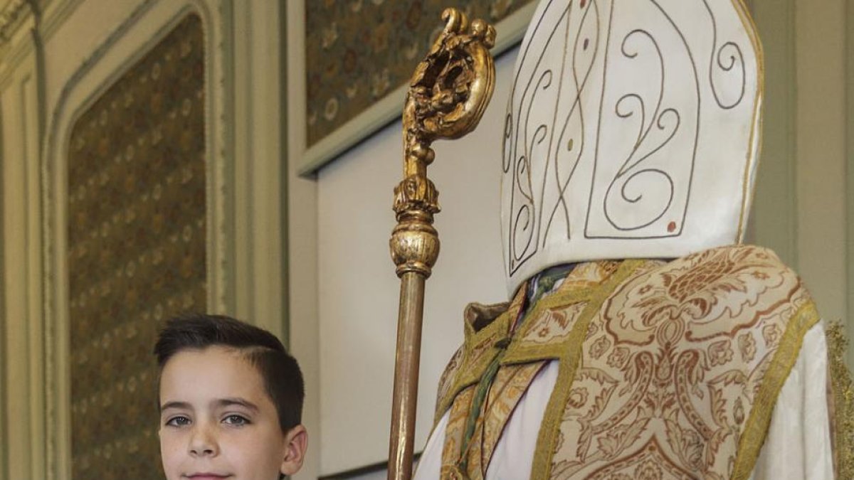 David Vicario posa con el traje que llevará el día 28.-SANTI OTERO
