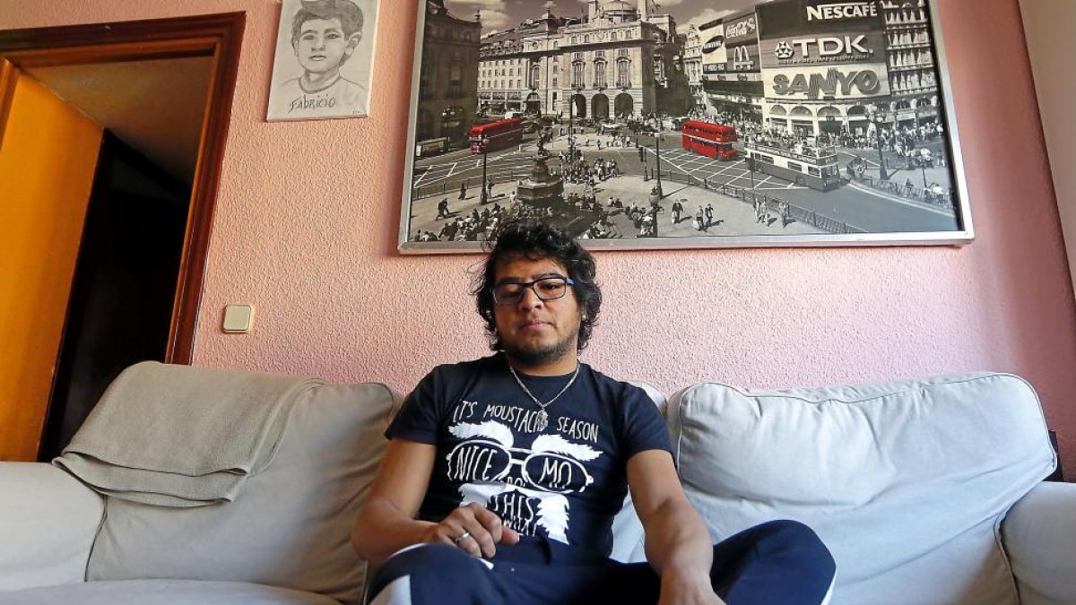 El paciente Fernando Isaac Gómez posa en su casa de Madrid.-Raquel P. Vieco