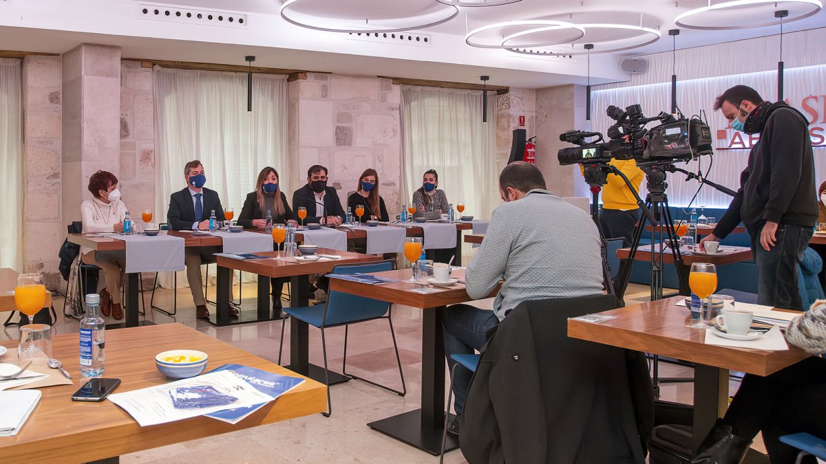 Los concejales del Partido Popular hicieron balance de 2020 en un desayuno informativo. SANTI OTERO