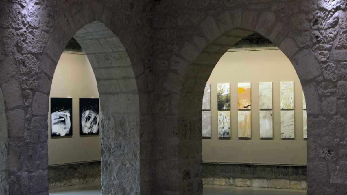 Las piedras y los arcos góticos del Arco juegan al escondite con las obras.-Raúl Ochoa