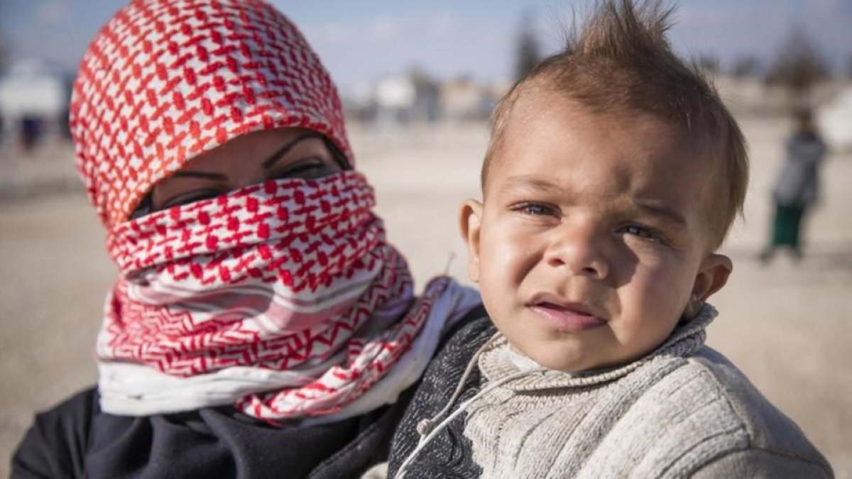 Muna, un madre siria de Deir Ezzor, con su hijo menor, Yasir, de un año, en el campo de refugiados de Al Hol, en Hasakah (Siria).-