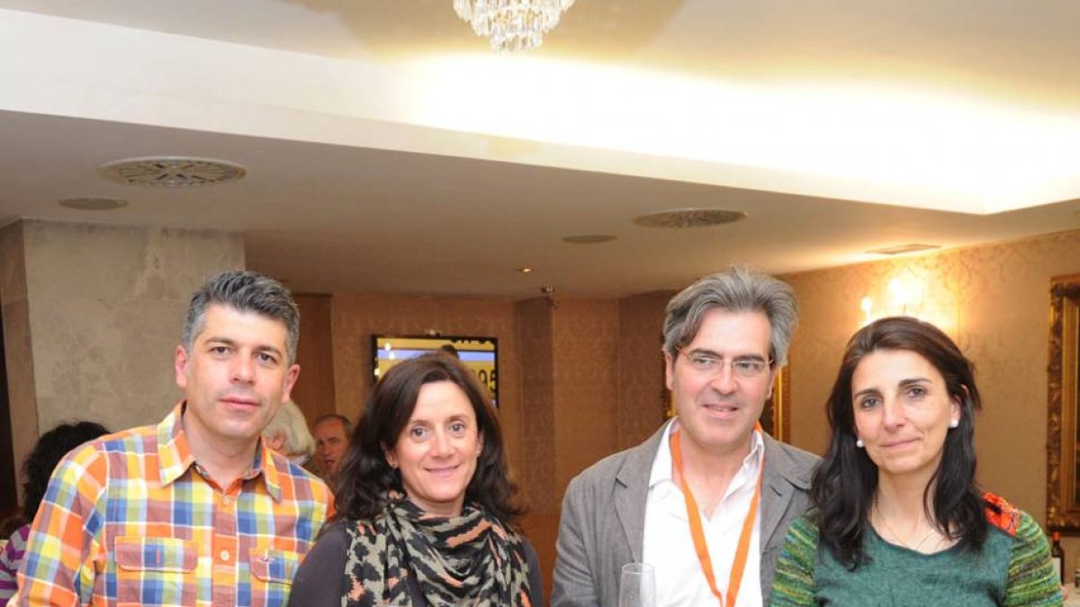 Vicente Marañón (i), Jesús Ortego, Silvia Álvarez y Gloria Bañeres celebrando el resultado electoral.-ISRAEL L. MURILLO