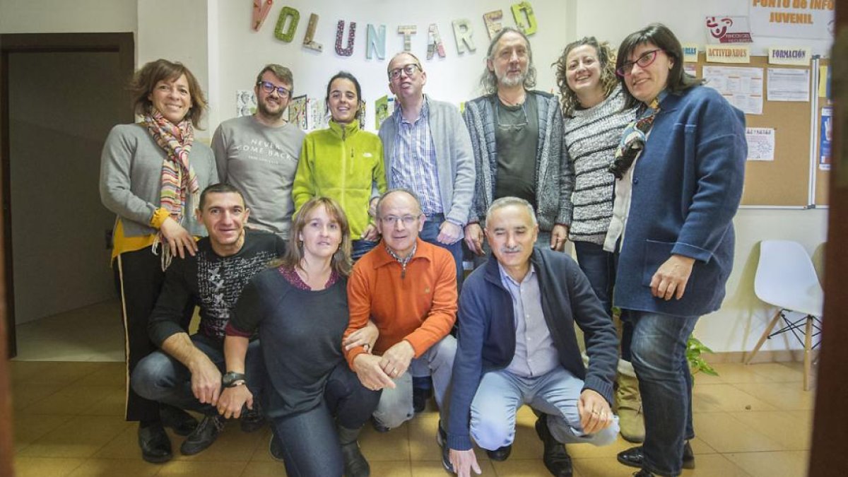 Varios miembros de la asociación posan en las instalaciones de la sede.-ISRAEL L. MURILLO