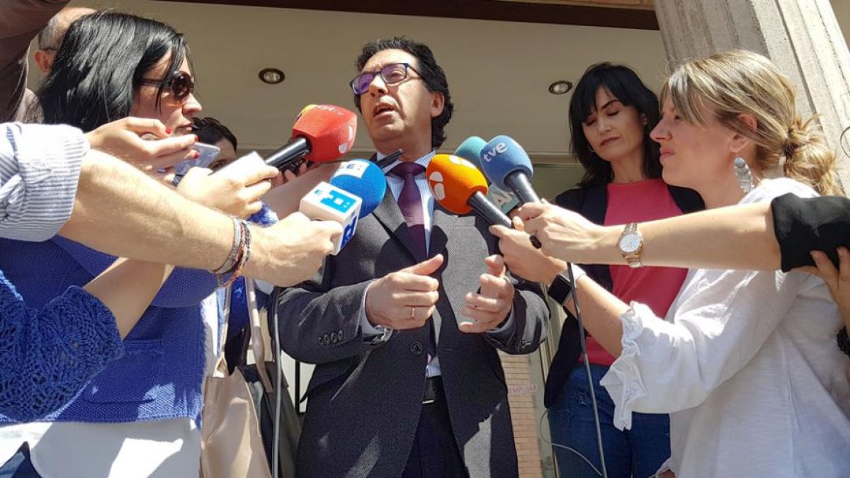El abogado de la acusación popular, Luis Antonio Calvo, atiende a los medios ayer a la salida del juzgado.-L. V.