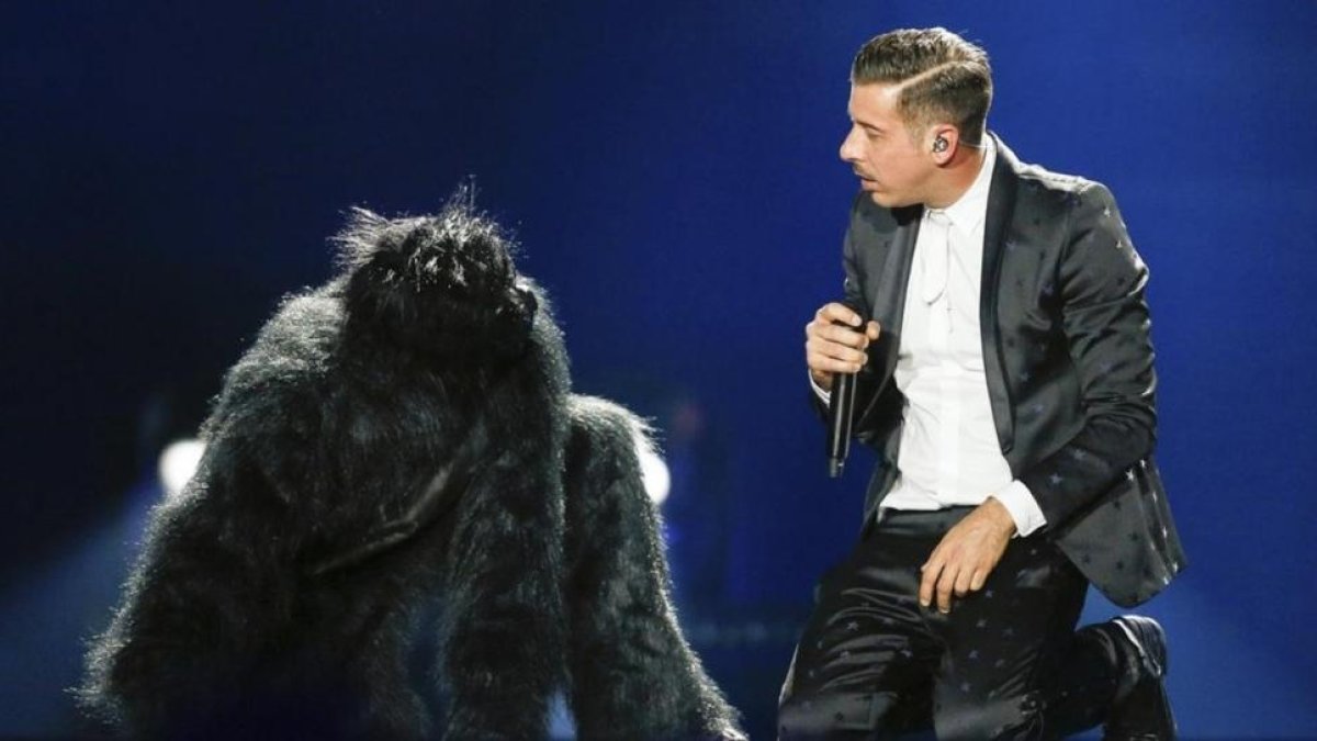 El cantante italiano Francesco Gabbani durante los ensayos del festival Eurovision 2017, con un bailarín disfrazado de gorila-