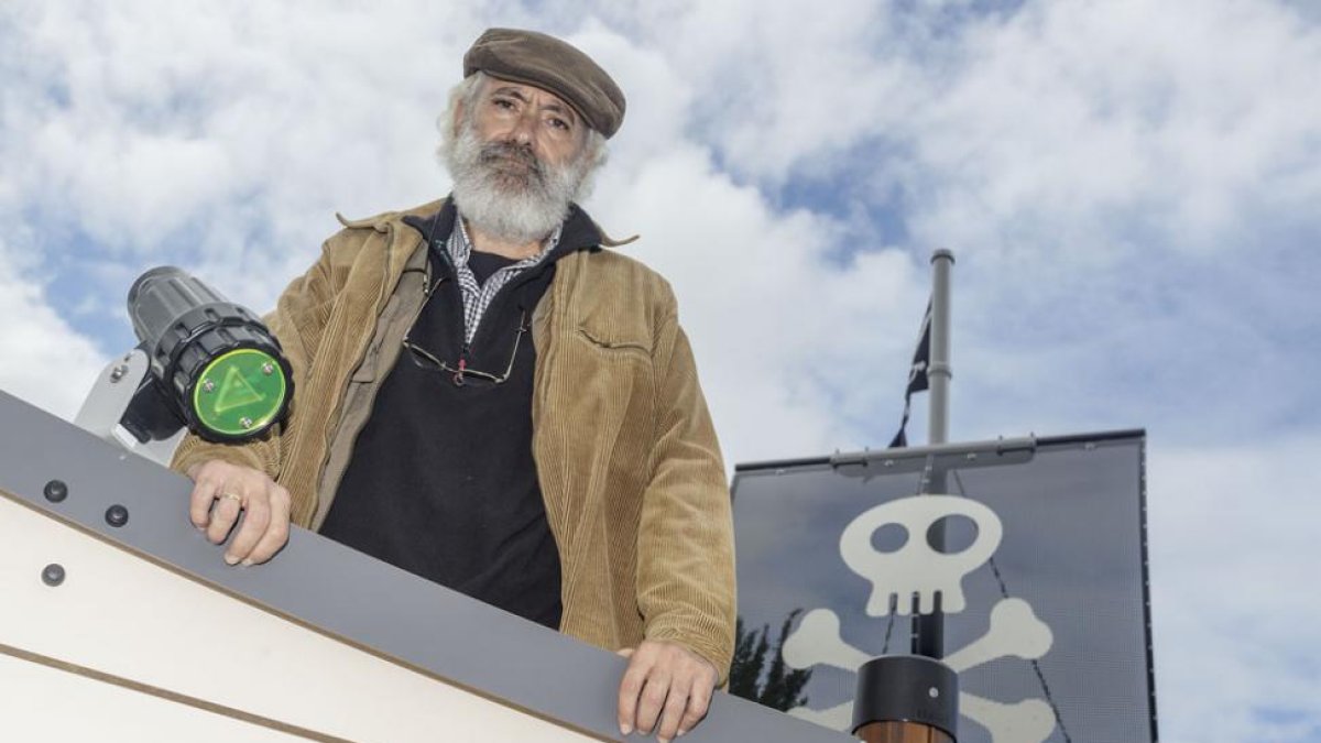 Lleva media vida mirando al mar, pero el pirata más fiero que se cruzó en su camino lo encaró tierra adentro.-SANTI OTERO