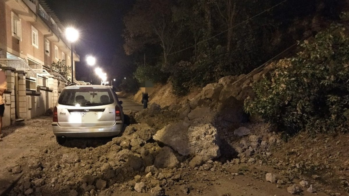 Desprendimiento de tierra en la calle Murallas, en Burgos. POLICÍA LOCAL