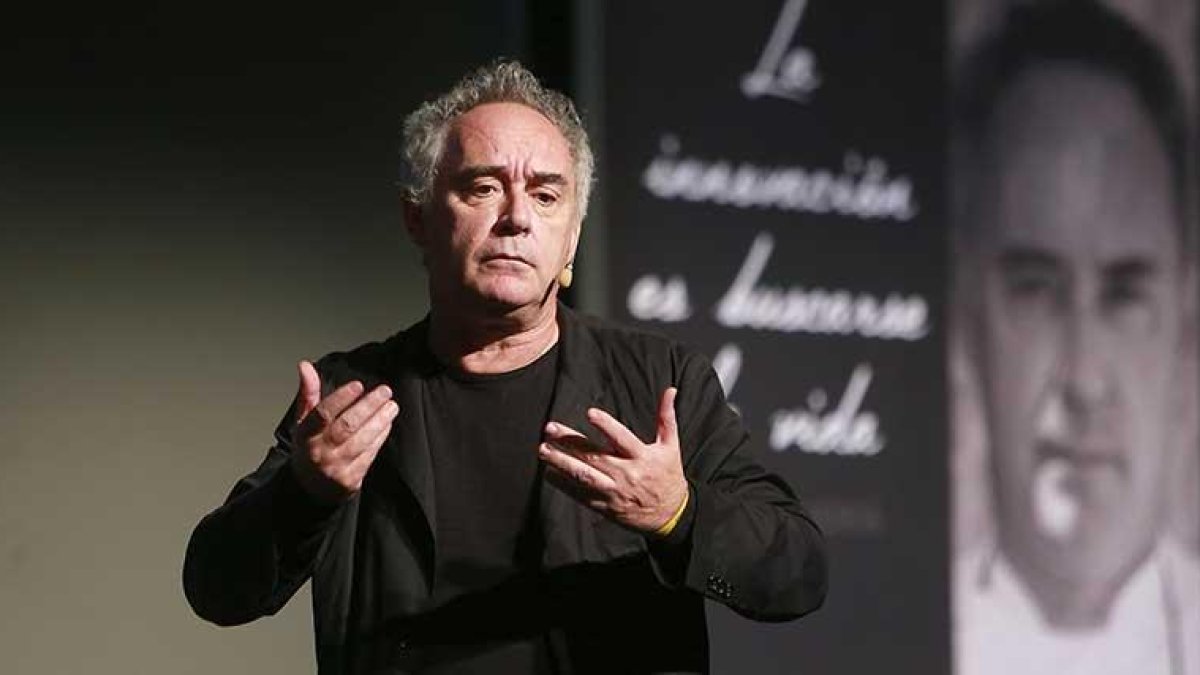 Adrià en un momento de su intervención ante los hosteleros burgaleses.-R. OCHOA