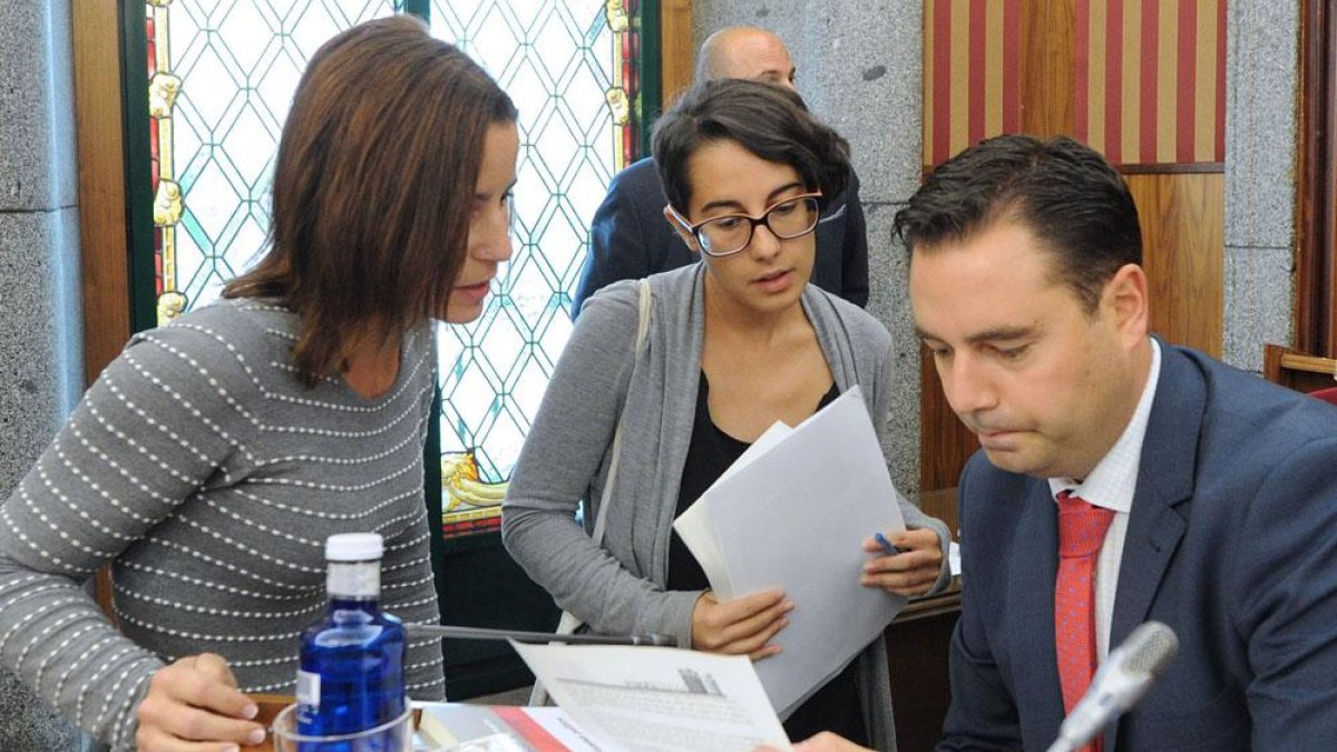 De Ara e Izquierdo hablan con De la Rosa de la moción urgente.-ISRAEL L. MURILLO