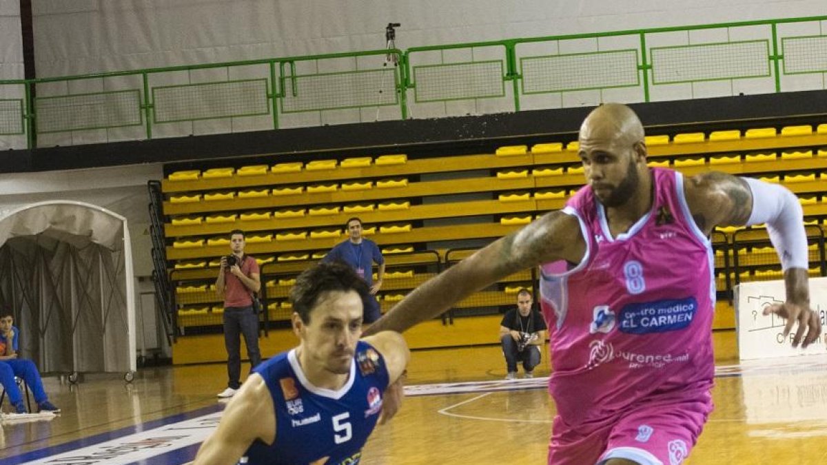 Rafa Huertas penetra a canasta.-COB