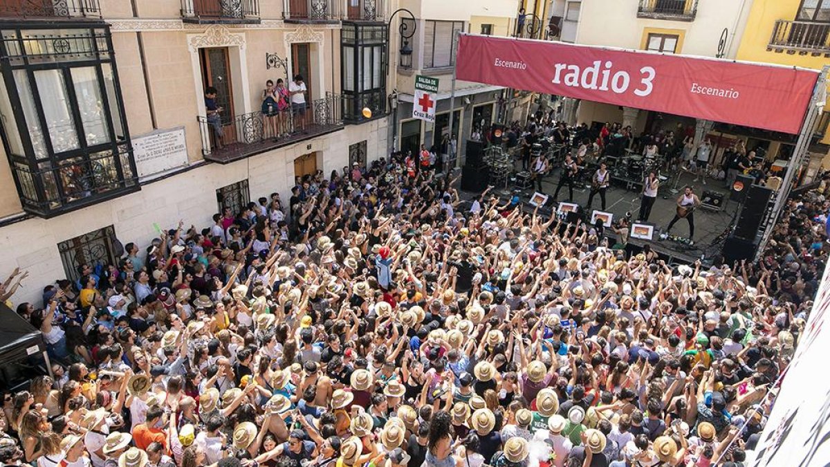 La Maravillosa Orquesta del Alcohol saltó a la plaza del Trigo como la sorpresa del día y puso patas arriba la céntrica ágora, que se extendió hasta el infinito y más allá.-Rodrigo Mena-Sonorama Ribera