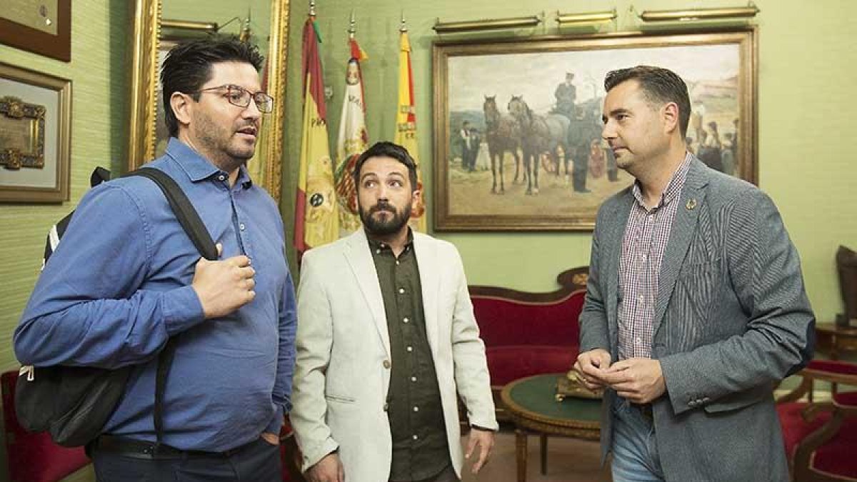 Los representantes de UATAEen la región charlan con el alcalde de Burgos.-ISRAEL L. MURILLO