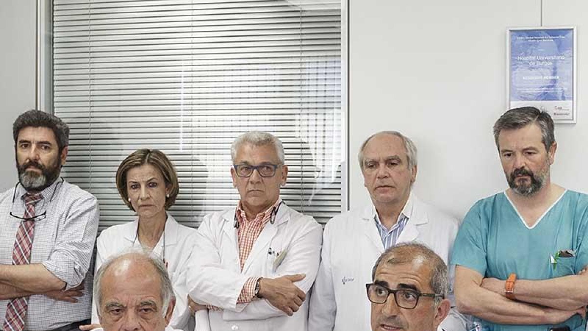 En la mesa el responsable de Cirugía Plástica, Ramón Mur, y el jefe de Cirugía Pediátrica, José Manuel Gutiérrez Dueñas.-SANTI OTERO