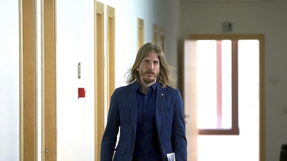 Pablo Fernández, ayer en las Cortes, antes de comparecer ante los medios de comunicación.-ICAL