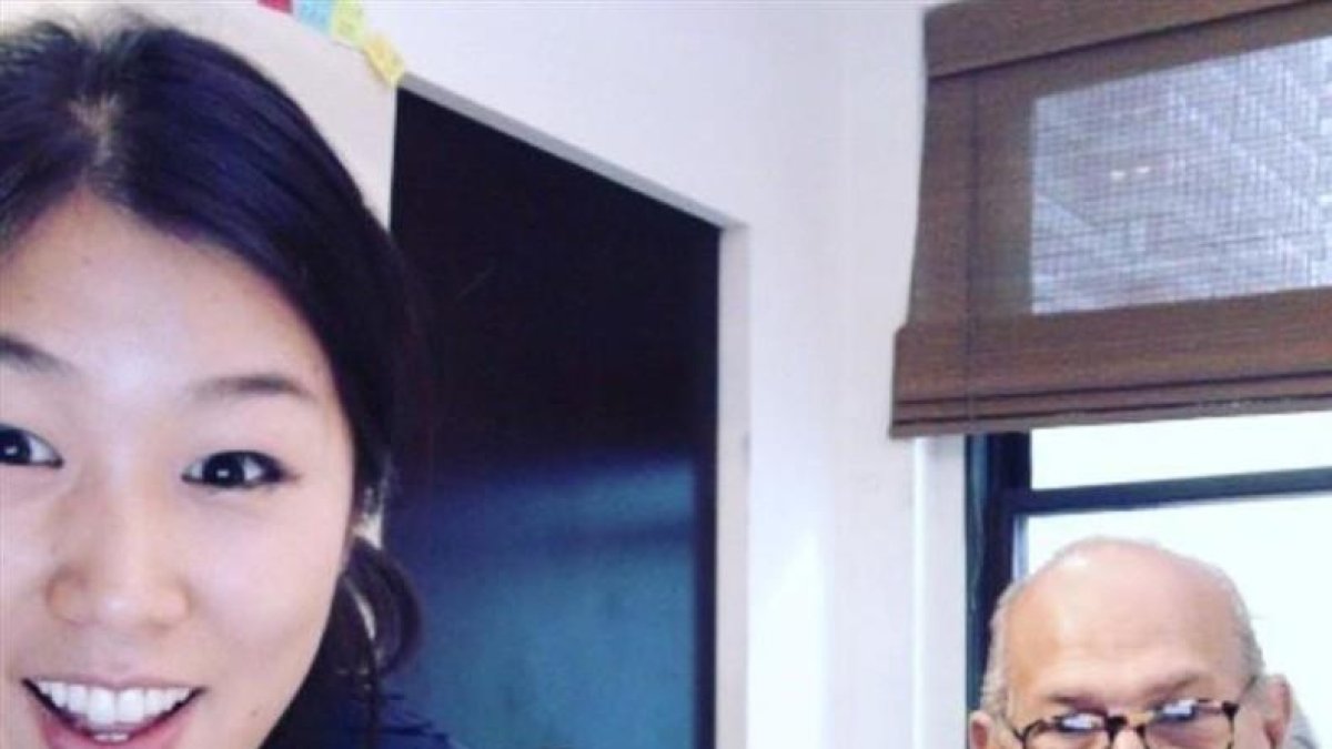 Laura Kim, con el desaperido Oscar de la Renta.-
