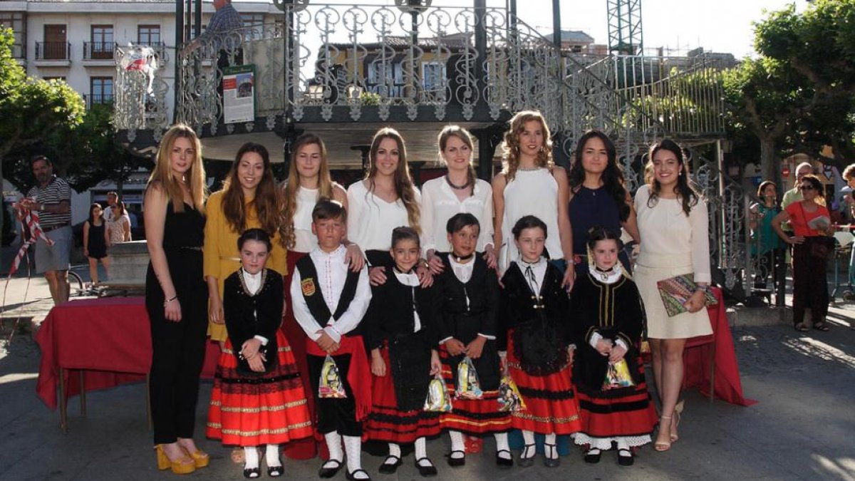 Los alcaldesitos infantiles, primeros de la izquierda, posan junto al resto de los candidatos y las Reinas de las Fiestas.-G. G.