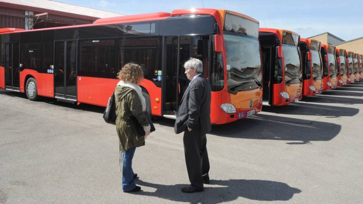 La gerente del Samyt, Patricia Cecín, y el presidente, Esteban Rebollo, ayer, en las cocheras de la carretera Poza con los nuevos autobuses.-ISRAEL L. MURILLO