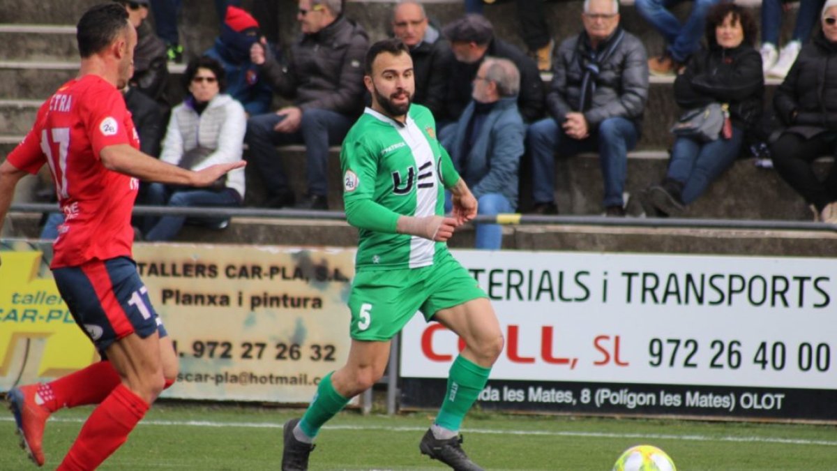 Javi Jiménez conduce el balón en un partido con el Cornellá. UE CORNELLA