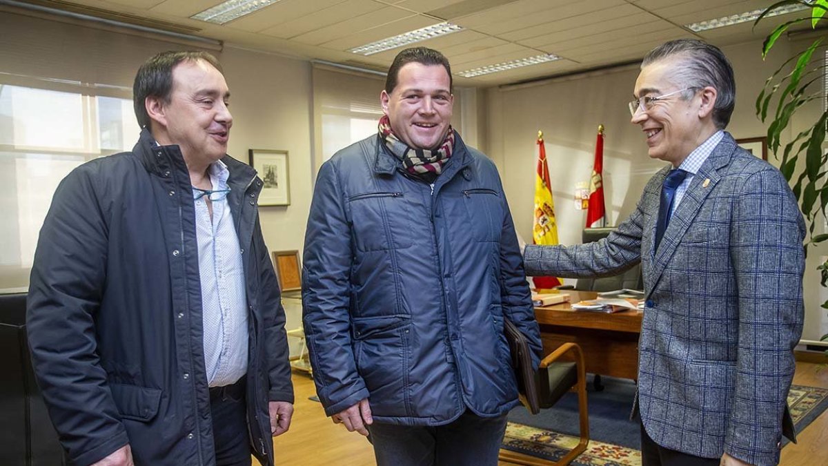 Los ediles de Busto de Bureba trasladaron a Sáiz (d.) su interés en que se inicie la obra del vial al ser muy utilizado. R. OCHOA