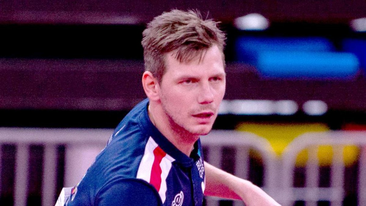 Alexandru Cazacu devuelve una pelota.-ECB