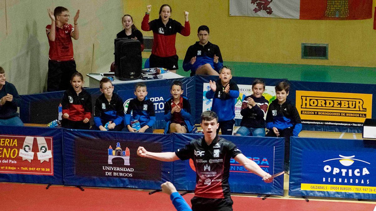 Daniel Berzosa celebra su triunfo ante el cubano Campos. UBU - TPF