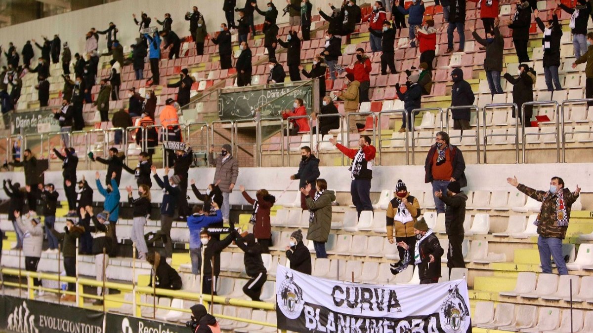 Aspecto de uno de los fondos de El Plantío durante un partido condicionado por las restricciones. RAÚL OCHOA