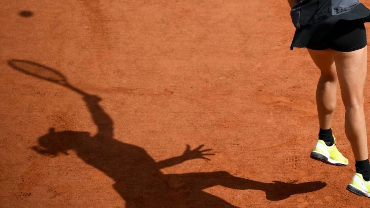 Garbiñe Muguruza volea en París-ERIC FEFERBERG (AFP)