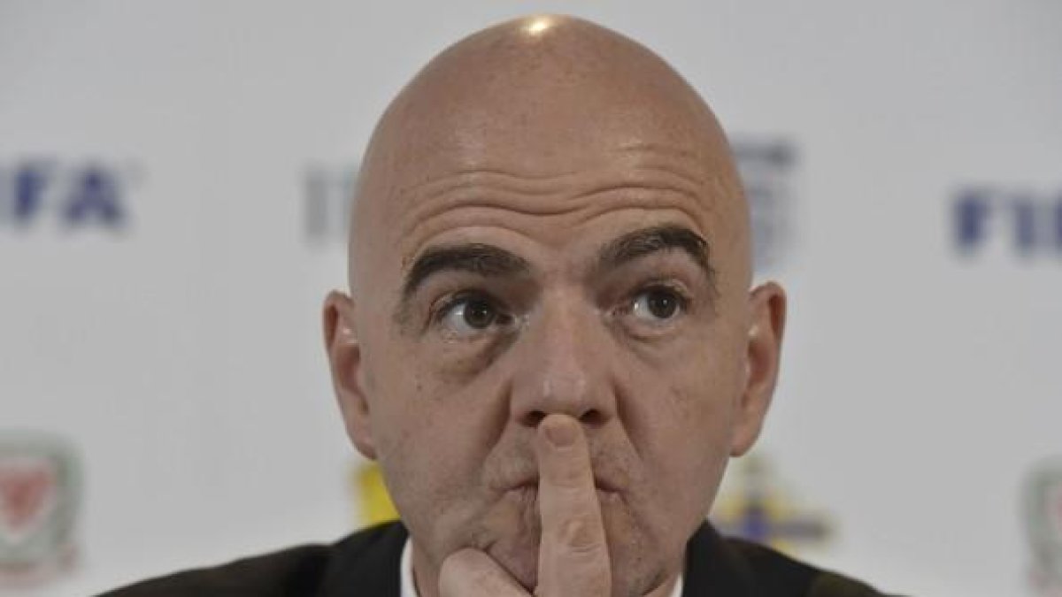 Gianni Infantino atiende a los periodistas en Cardiff.-REUTERS / HANNAH MCKAY