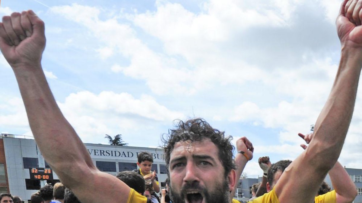 El capitán Juan Aristemuño celebra con rabia la clasificación para el play off.-ISRAEL L. MURILLO