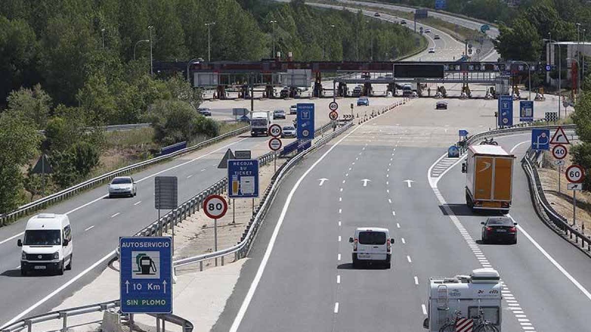 Vista de un tramo de la AP-1 a su paso por la provincia de Burgos.-RAÚL G. OCHOA