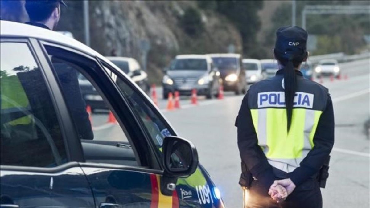 Operativo de la Policía Nacional, Guardia Civil y policías locales en la frontera de La Jonquera.-PERIODICO (EFE / ROBIN TOWNSEND)
