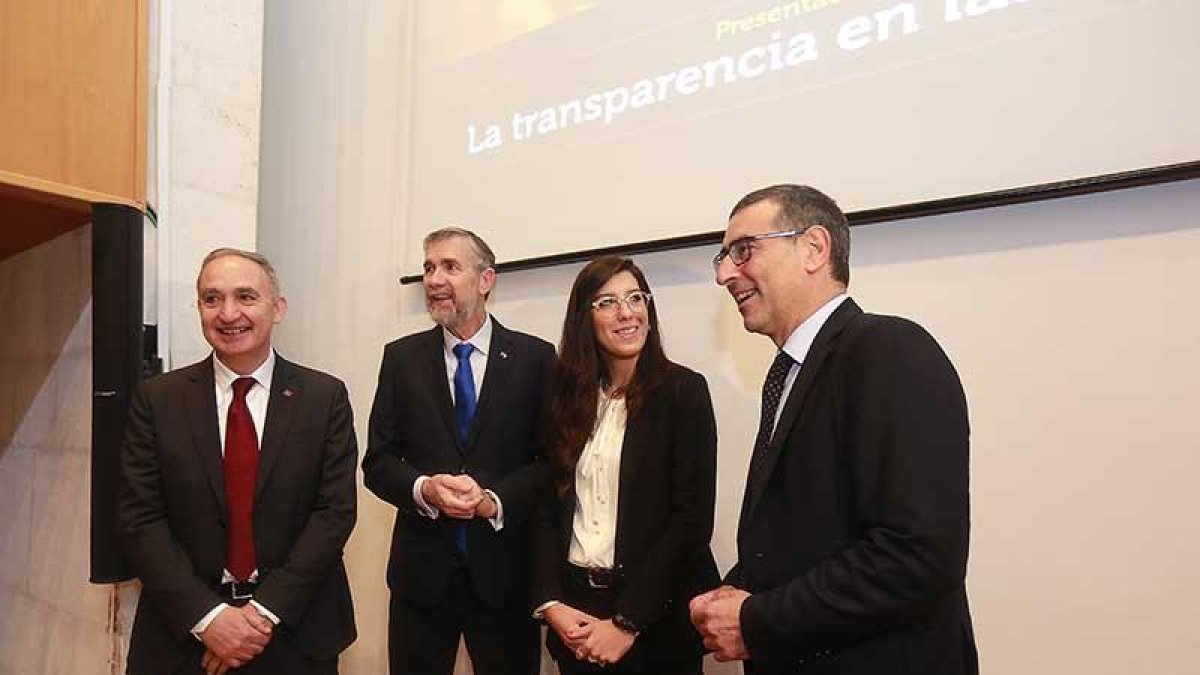 Los rectores de Valladolid y Murcia asistieron a la presentación de los resultados por parte de la directora de Dyntra, Ana Gloria Gómez.-RAÚL G. OCHOA