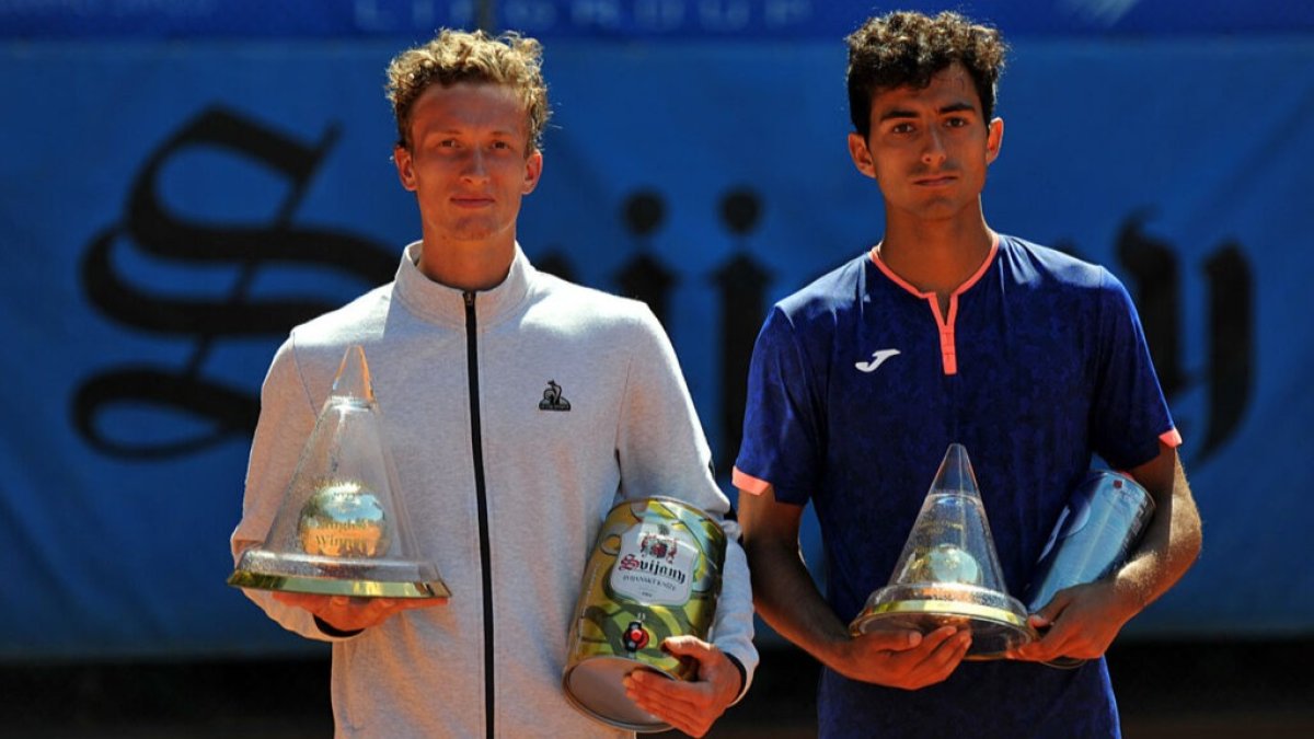 Nicolás Álvarez (derecha) posa con su trofeo junto al ganador del ATP Challenger de Liberec, Jiri Lehecka. / WWW.LTKLIBEREC.CZ