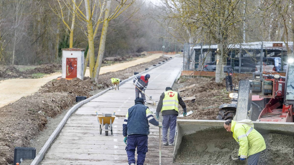 Unos trabajadores en una obra en la capital burgalesa. SANTI OTERO