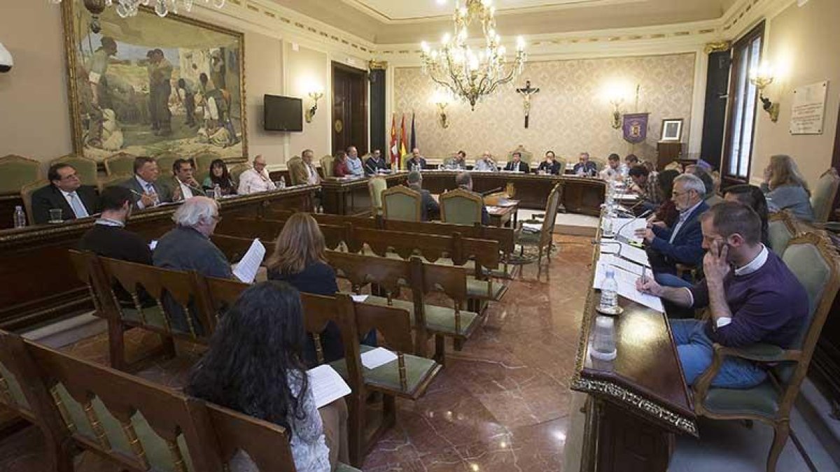 Los diputados provinciales durante un Pleno de la presente legislatura.-RAÚL G. OCHOA