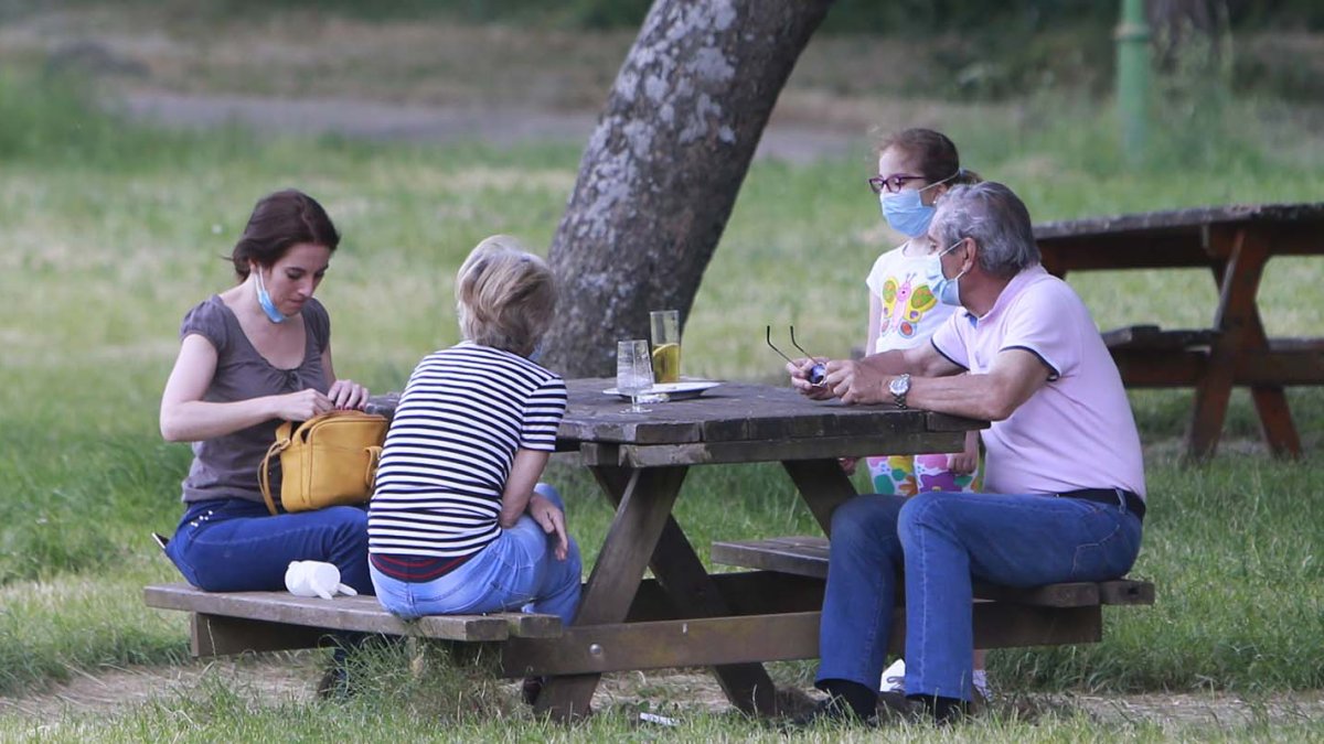 Una familia, con sus correspondientes mascarillas, disfruta de unas consumiciones adquiridas en la terraza del camping de Fuentes Blancas. RAÚL G. OCHOA