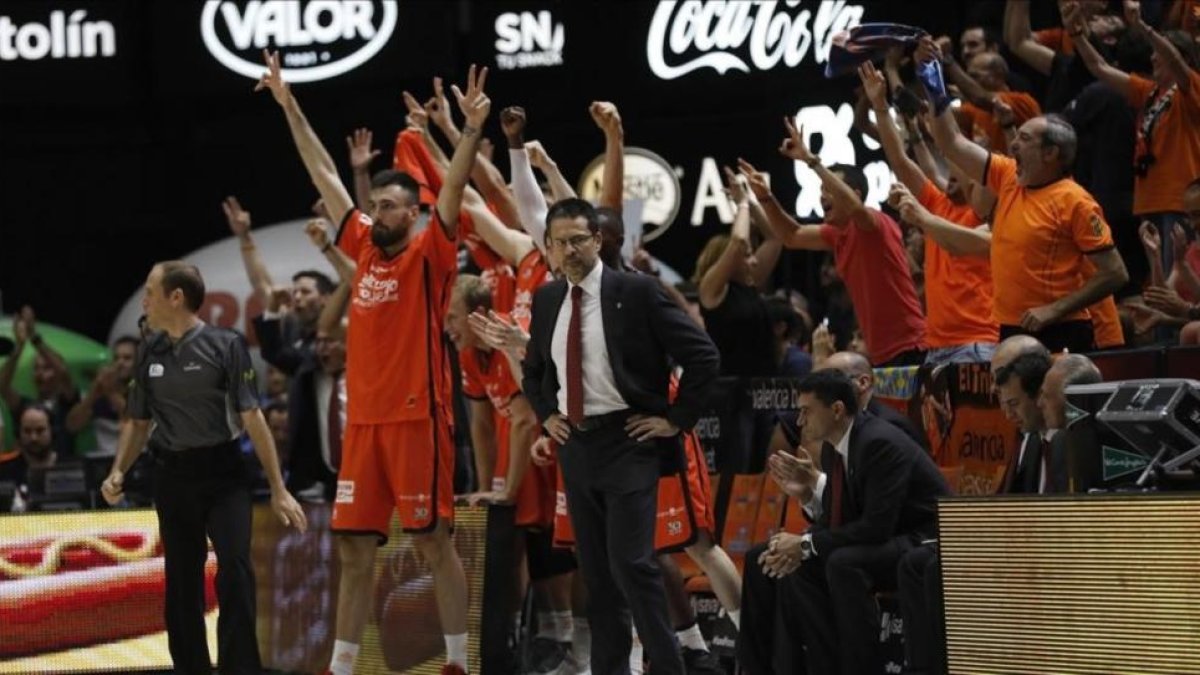 Los jugadores del Valencia festejan el triunfo sobre el Madrid junto a Pedro Martínez.-MIGUEL LORENZO