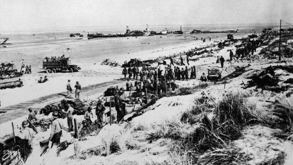 Las fuerzas aliadas durante el desembarco en la playa de Normandía, el 6 de junio de 1944.-AFP