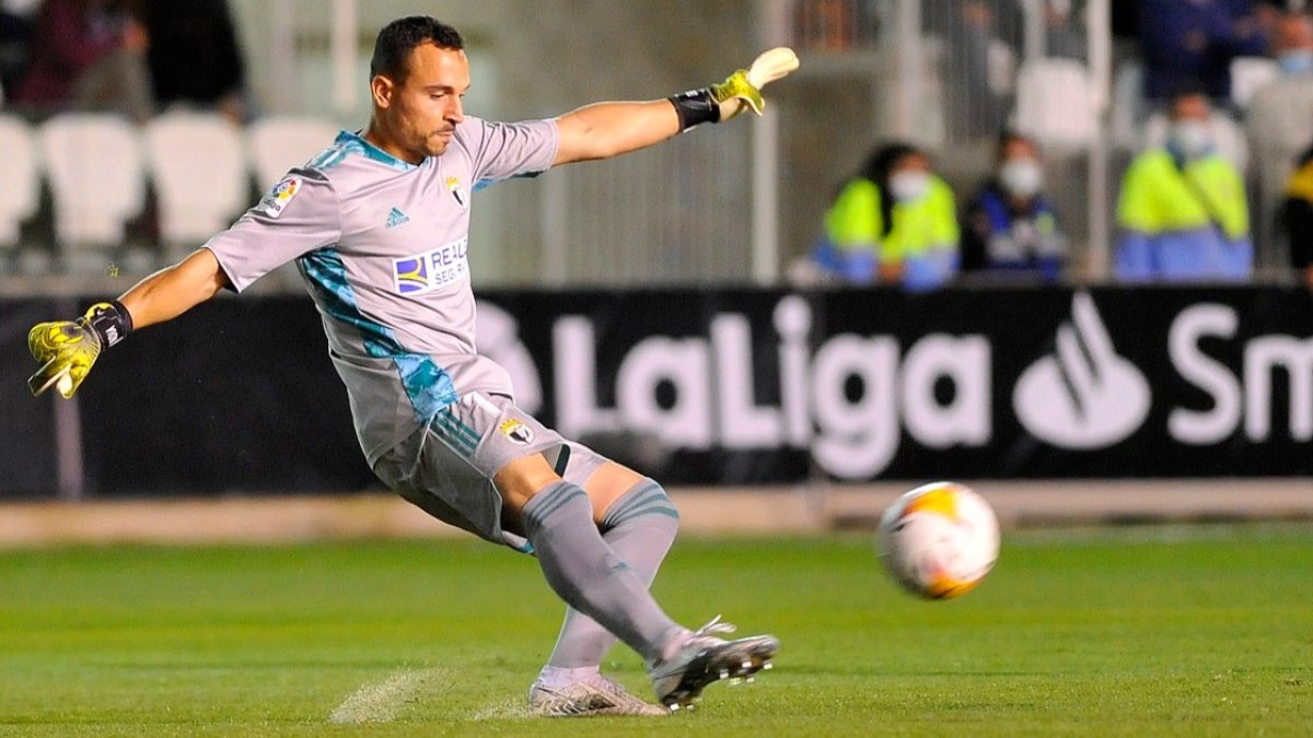 Alfonso busca el despeje en largo. TOMÁS ALONSO