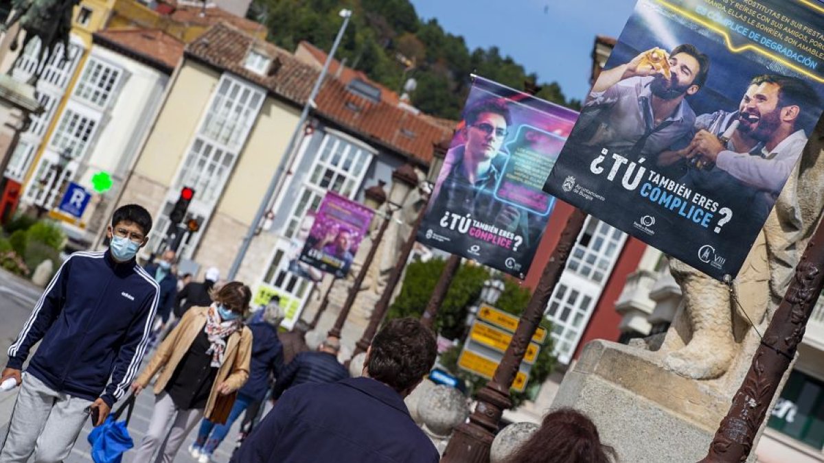 Banderolas de la campaña contra la prostitución en el puente de San Pablo. SANTI OTERO