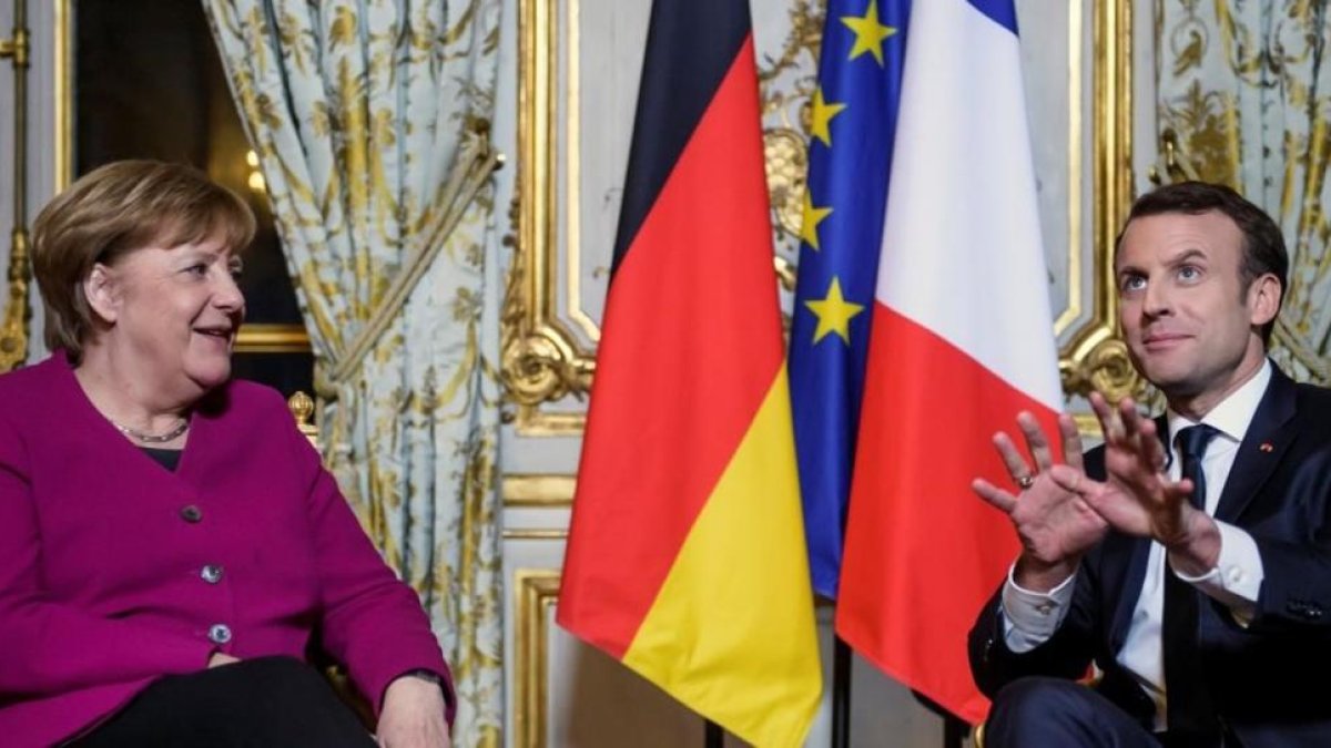 Merkel y Macron, este viernes, en París.-REUTERS / CHRISTOPHE PETIT