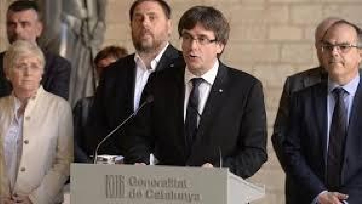 El presidente de la Generalitat, Carles Puigdemont (derecha) saluda al 'expresident' Artur Mas en el acto de Lloret de Mar.-EL PERIÓDICO