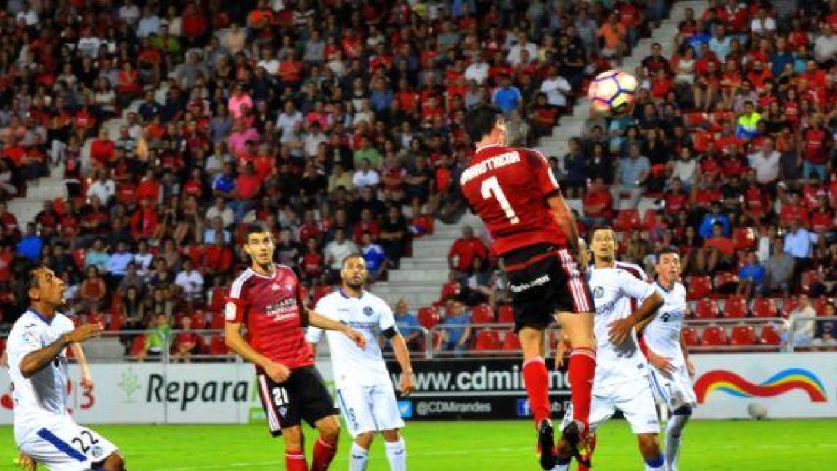 Guarrotxena remata de cabeza la jugada de estrategia que acabó suponiendo el gol del empate.-JOSÉ ESTEBAN EGURROLA