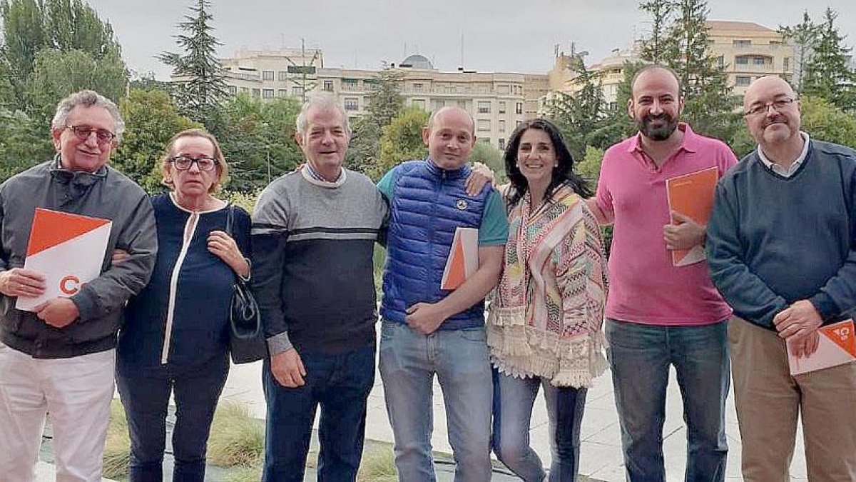 Los miembros de la candidatura encabezada por Jorge Villamudria (centro) que se presenta a la votación para elegir la nueva junta directiva.-ECB